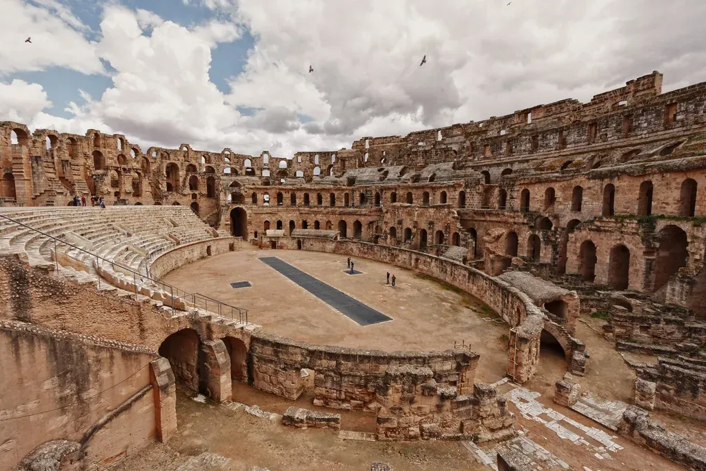 L'amphithéâtre romain d'El Jem vu depuis les gradins, arène centrale et trois niveaux d'arcades
